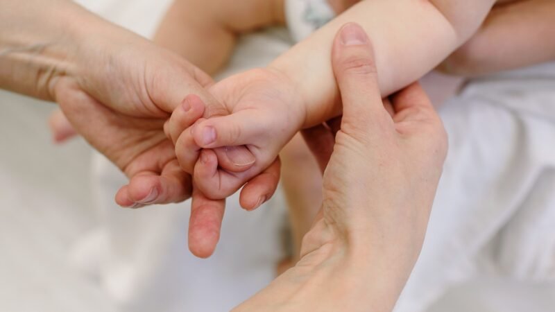 Massage doux du bras d’un enfant