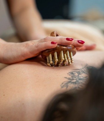 Massage du dos avec un rouleau en bois