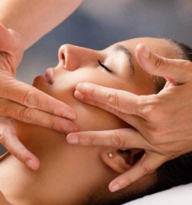 Massage du visage pendant un soin