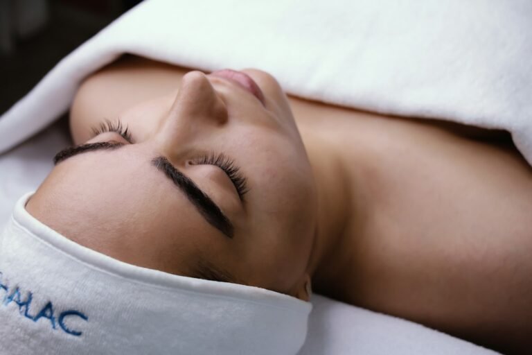 Visage détendu pendant un soin du visage